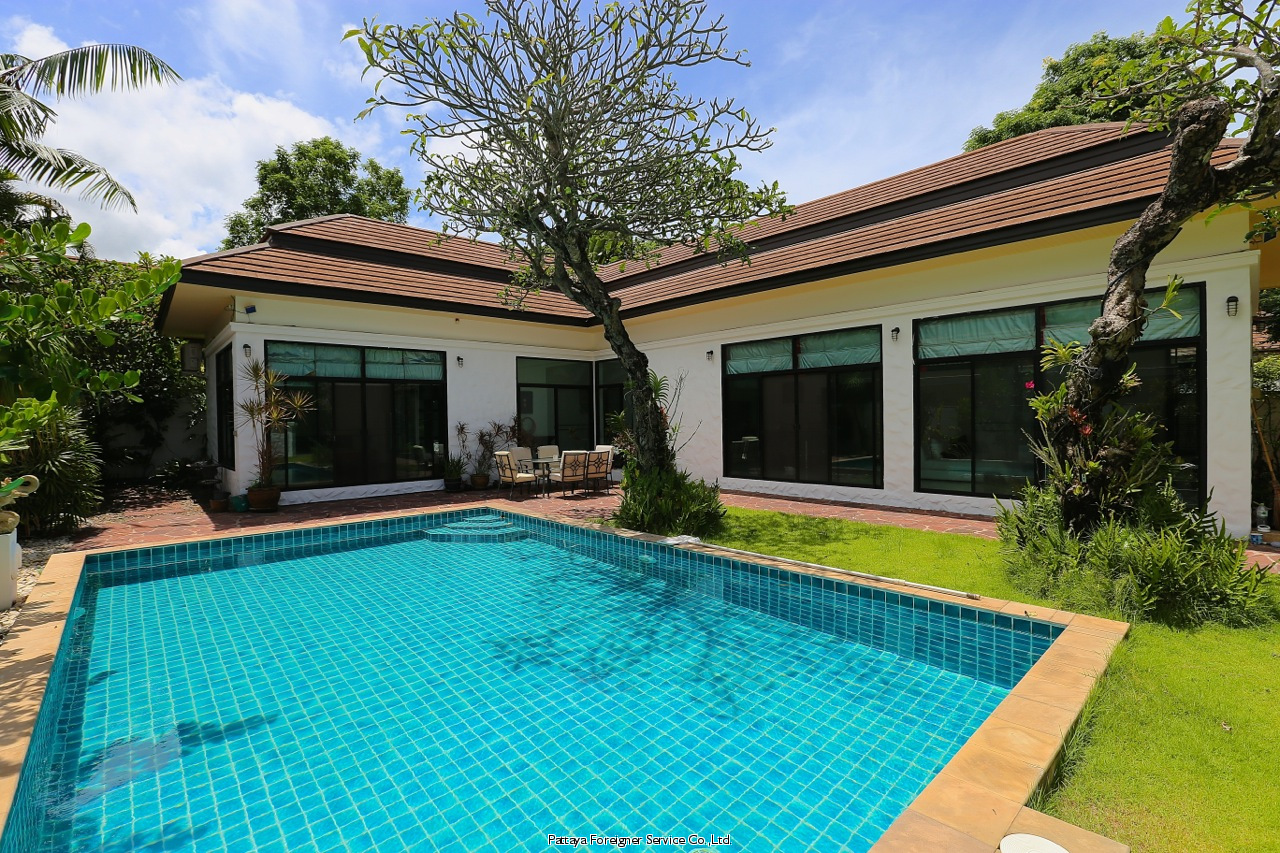 Nice Pool Villa in central location in East Pattaya Houses  For sale in East Pattaya