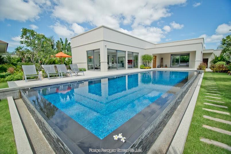 Modern Luxurious Pool Villa Houses  For sale in East Pattaya