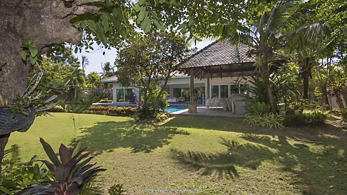 Spacious modern luxurious Villa in gated security Houses  For sale in East Pattaya