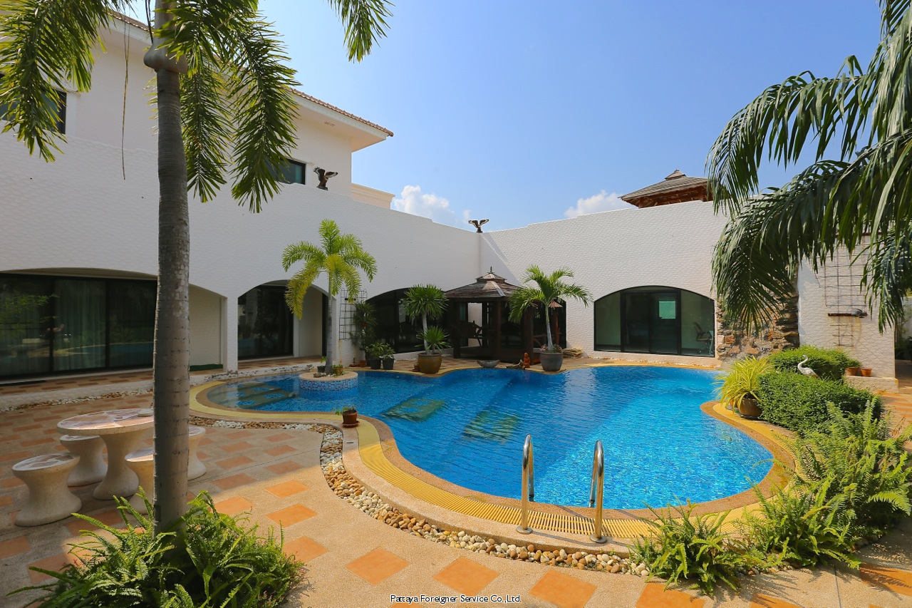 Large Pool Villa at a great price Houses  For sale in East Pattaya