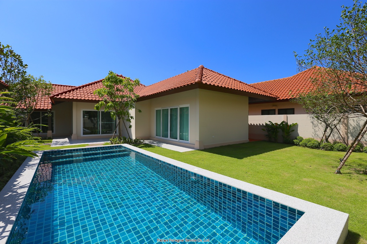 Totally refurbished Pool Villa with a fishpond Houses  For sale in East Pattaya