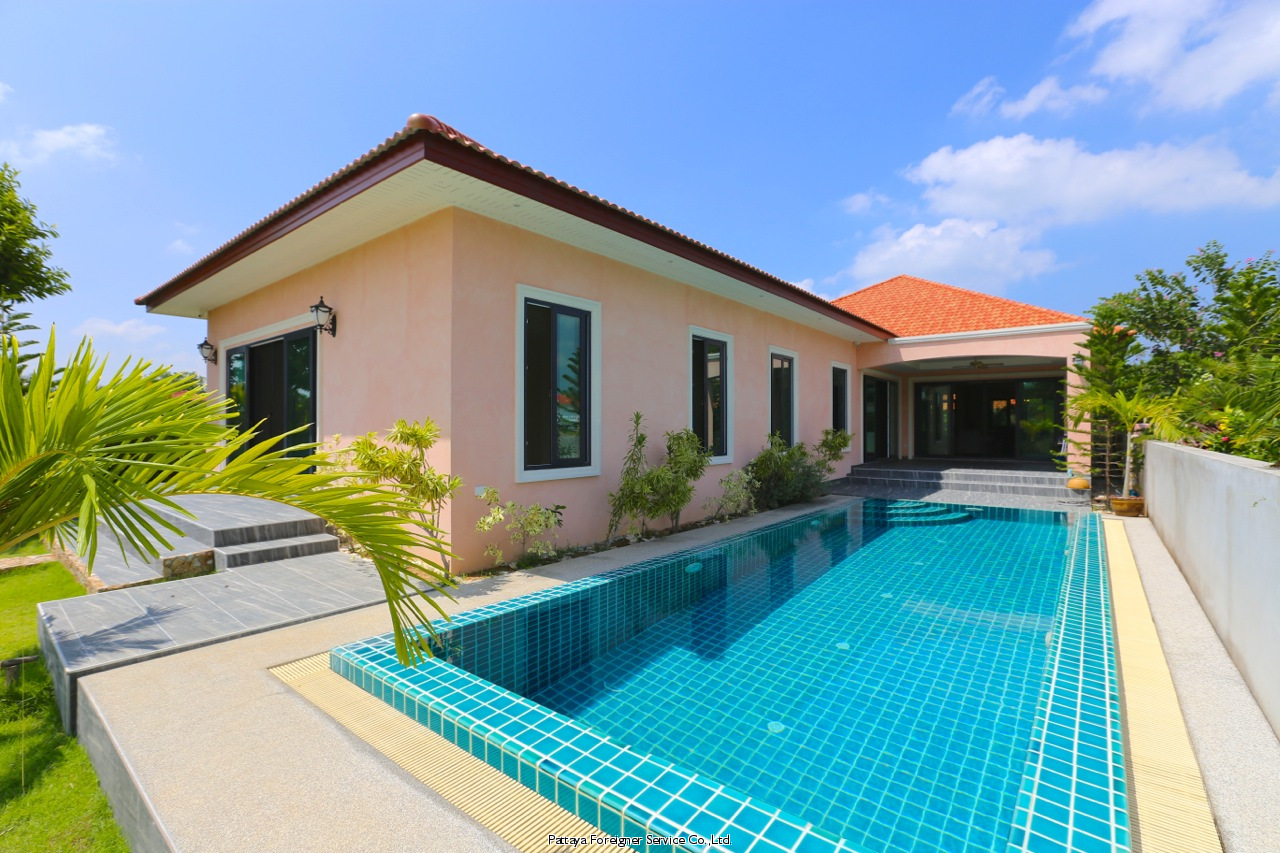 Spacious luxurious villa in Phoenix Gold Houses  For sale in Ban Amphur