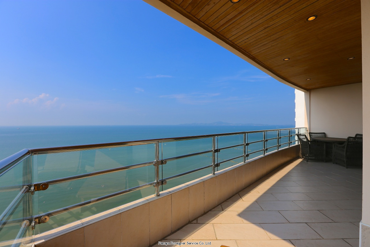 Best location with amazing view on the beach of Jomien / Pratamnak Condos  For sale in Pratamnak