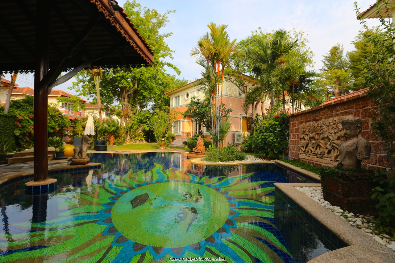 Pool Villa in the town center with a large garden Houses  For sale in Central Pattaya